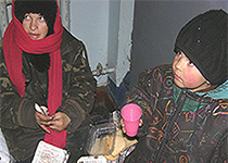 Straßenkinder bei ihrer Mahlzeit