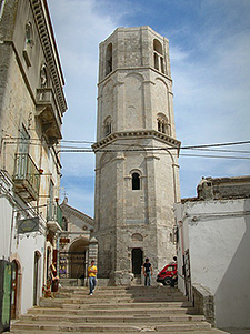 Glockenturm beim Eingang des Heiligtums Santuario San Michele auf dem Monte Sant Angelo, Fotograf: Idéfix, Wikimedia Commons
