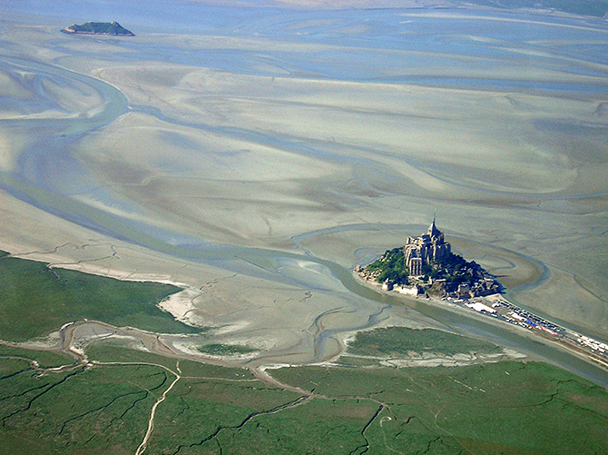 Der Mont-Saint-Michel und Tombelaine, Luftaufnahme 17. Juni 2006, Foto: Uwe Küchler, Wikimedia Commons