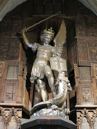 Statue des hl. Erzengels Michael in der Kirche Sankt Petrus auf dem Mont-Saint-Michel, Foto von Giogo2012, Wikimedia Commons