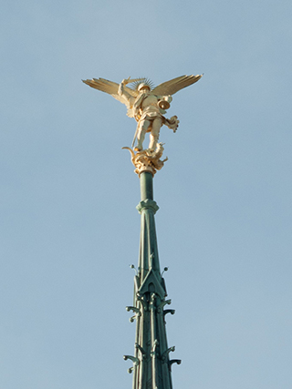 Statue des hl Erzengels Michael auf der Spitze der Abteikirche des Mont-Saint-Michel, Fotograf: Thomas Doussau, Wikimedia Commons