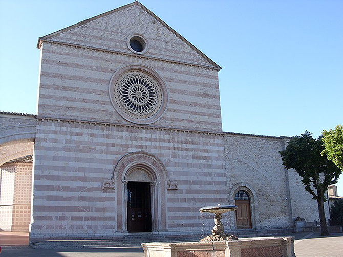 Basilika der hl. Chiara in Assisi, Hochgeladen von Geobia - Wikimedia Commons