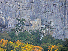 Felsen-Massiv la Sainte Baume, gegen Norden, Gebäude am Fuß Berges, Hochgeladen von Jod-let, Wikimedia Commons
