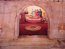 Reliquien des hl. Nikolaus in Bari unter dem Altar, Foto 2004, Fotograf LooiNL, Wikimedia Commons