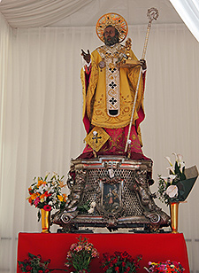 Statue des hl. Nikolaus von Bari für die Prozession, Fotograf: Hajotthu, Wikimedia Commons