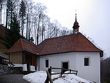 Flüeli-Ranft, Obere Ranftkapelle, links die Klause, in der Bruder Klaus lebte - Fotograf: Berthold Werner, Wikimedia Commons