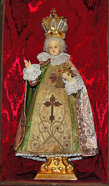 Kopie vom Prager Jesuskind, gefertigt von der Wachskünstlerin Rosi Bauer aus Siegsdorf. Die Krone des Jesuskindes, ebenfalls gefertigt von Rosi Bauer, wurde am Original in Prag anberührt.