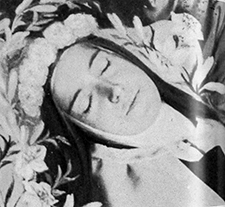 Foto der hl. Theresia vom Kinde Jesu auf dem Sterbebett, 10. Okt. 1897, Oeuvres de Therese de Lisieux, Wikimedia Commons